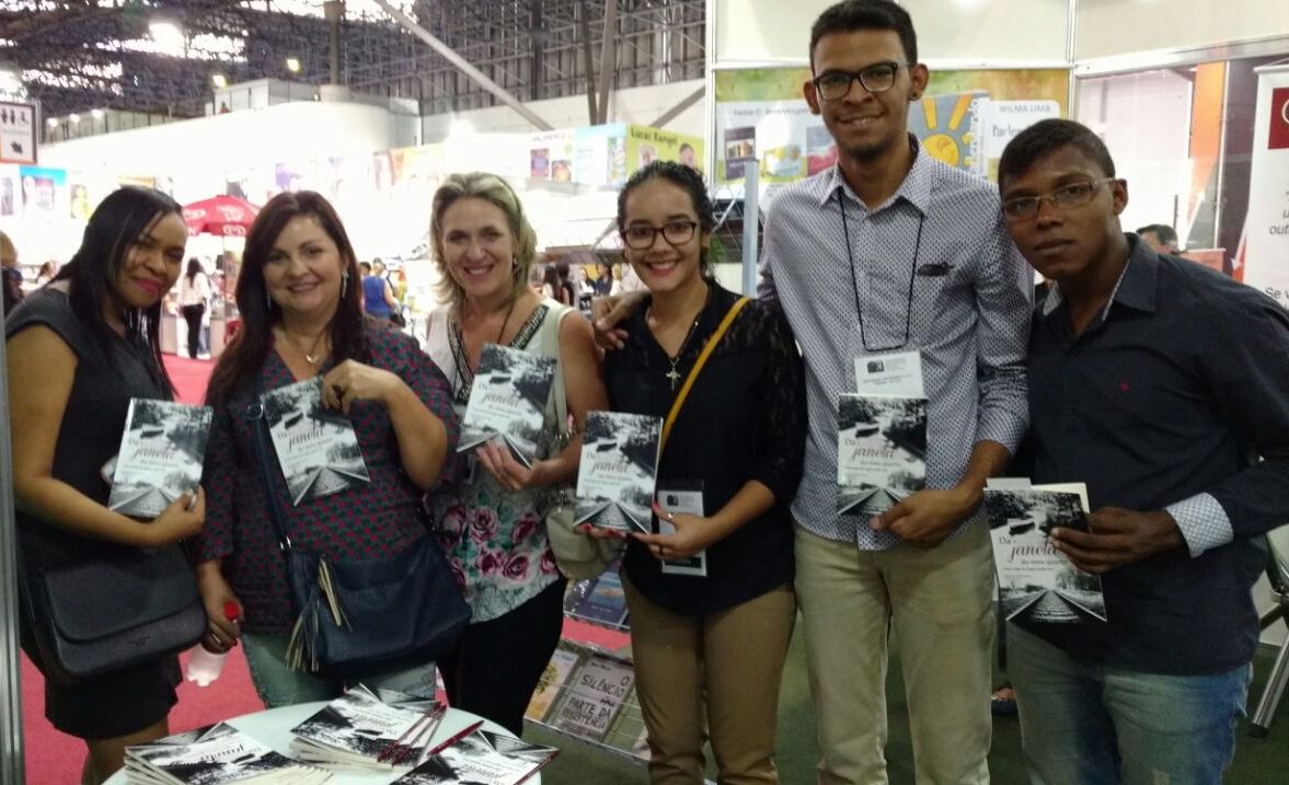 Da esquerda para a direita: professora Miranilde Neves, visitante, visitante, escritora Rafaela Pessoa, escritor Gustavo Cardoso, escritor Fernando Barroso